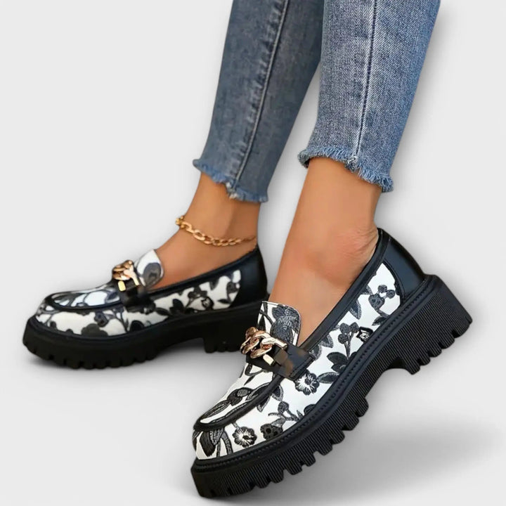 Sandra – Retro Moccasins with Floral Touch