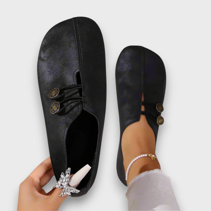 Alina – Classic moccasins with button detail
