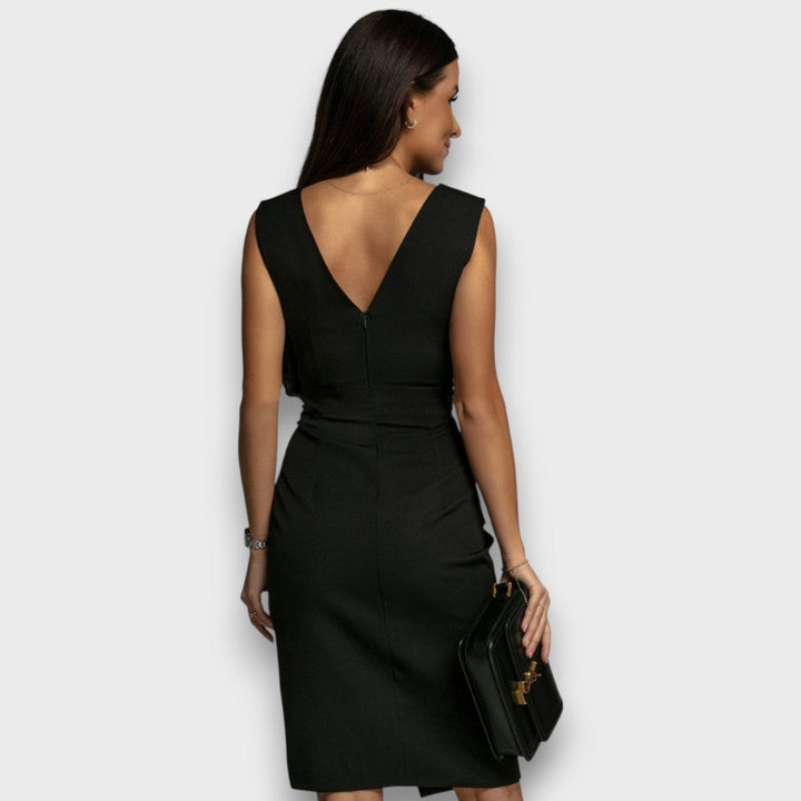 Adeliska – Figure-Hugging Dress with V-Neck and Slit