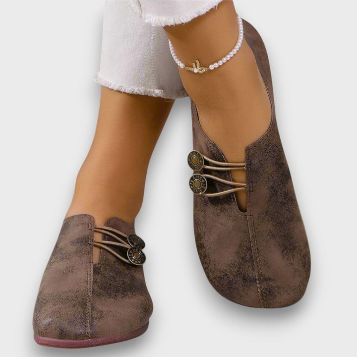 Alina – Classic moccasins with button detail