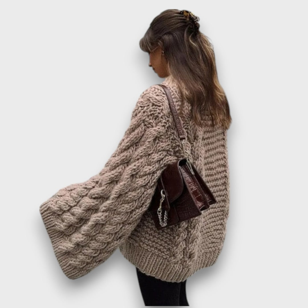 Knita – Chunky Knit Sweater with Cable Pattern