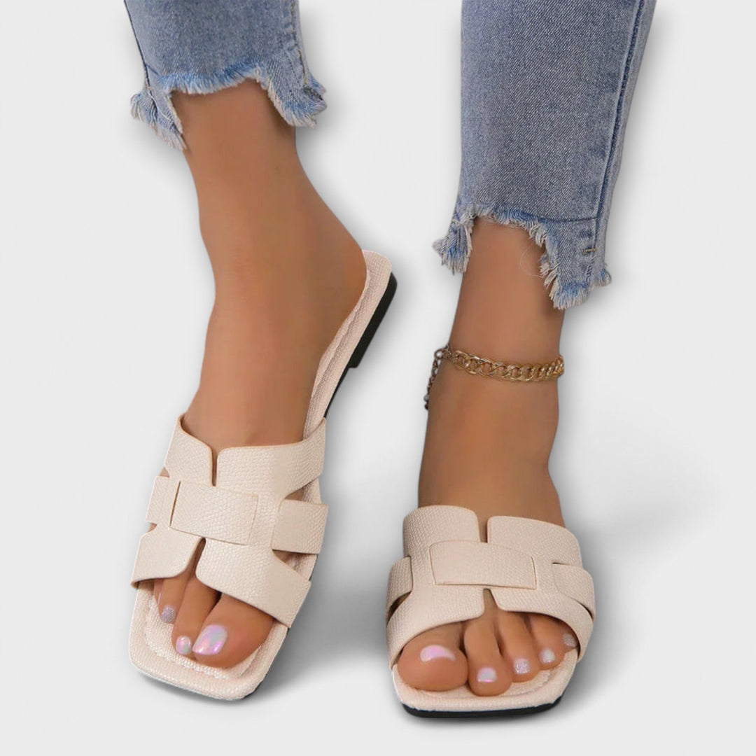 Darelle – Flat Sandals with Light Elegance