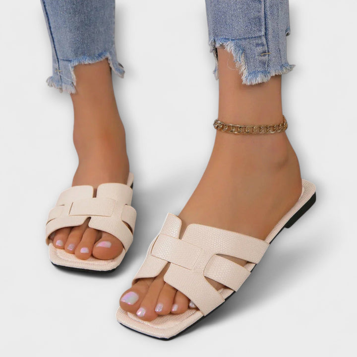 Darelle – Flat Sandals with Light Elegance